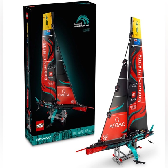 LEGO Technic Racing Yacht with Red and Black Sails - Picture 1 of 5